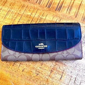 COACH Signature C Accordian wallet.  Faux Alligator trim. Excellent condition.